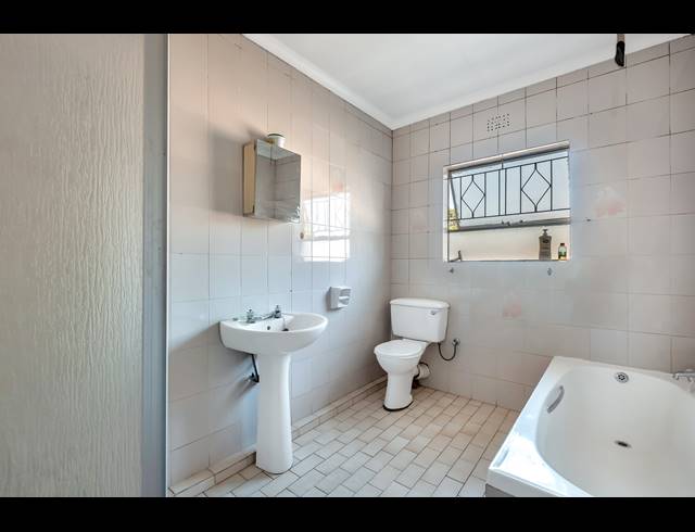 2 BEDROOM TOWNHOUSE FOR SALE IN WINDSOR WEST